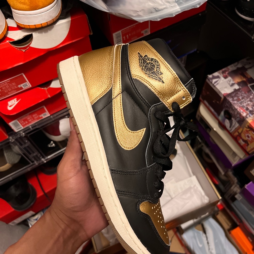 Nike AJ1 Men's Black and Gold